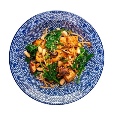 İzole edilmiş bir kase Asya tofu şehriye tavası.