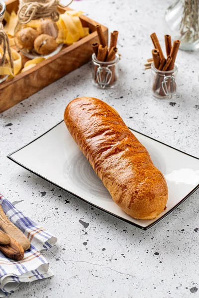 Gebackenes langes Semmelgebäck auf Serviertisch — Stockfoto