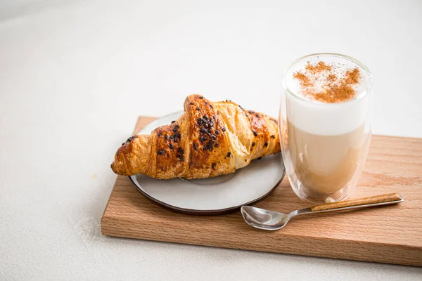 Segelas kopi latte dengan kayu manis dan croissant — Stok Foto