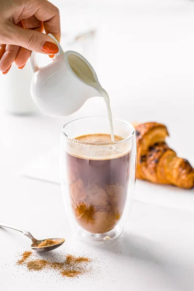 Menuang susu dalam segelas kopi latte — Stok Foto