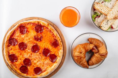 Pizza kruvasan ve salatalı Avrupa yemeği.