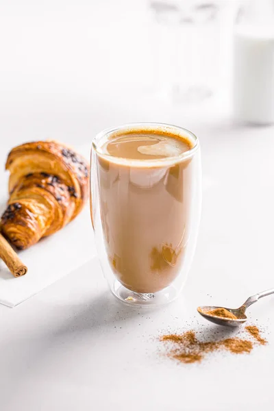 Segelas kopi latte dengan croissant di atas putih — Stok Foto