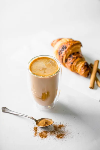 Segelas kopi latte dengan croissant di atas putih — Stok Foto