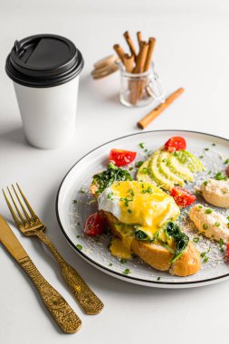 Tavuk etli omlet ve avokado.