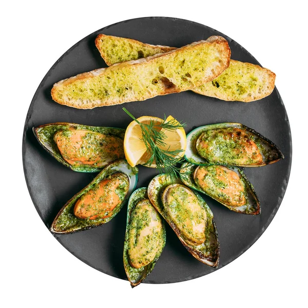 Isolierte Platte mit gebackenen Muscheln und Toastbrot — Stockfoto