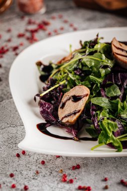 Yeşillik ve soslu taze tavuk salatası. 