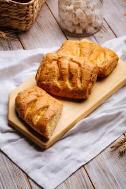 Peynirli taze puf börekleri.