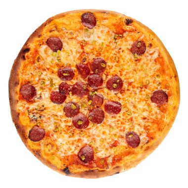 İzole edilmiş fırında pizza ve baharatlı sosis.