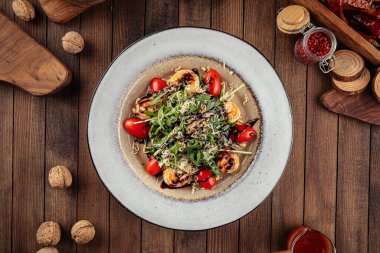 Karides ve domatesli roka salatası.