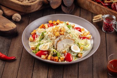 Tavuk ve marullu sezar salatası.