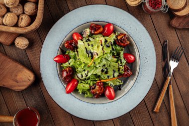 Salata, salata ve sıcak dana eti.