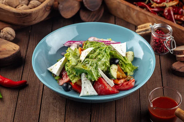 Płyta sałatki greckiej ze świeżymi warzywami — Zdjęcie stockowe