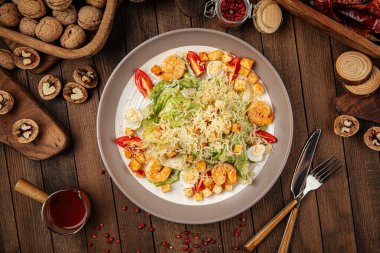 Sezar salatası, karides ve kızarmış ekmek.