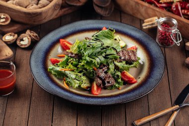 Dana eti ve sebzeli salata.