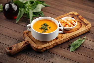 Dereotlu ve kızarmış mercimek kremalı çorba.