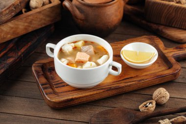 Tahta masada limonlu Ukha balık çorbası.