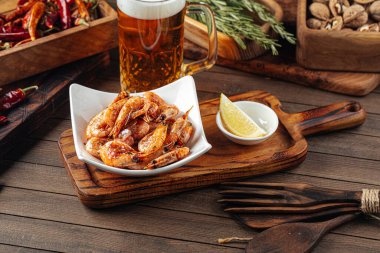Kızarmış sarımsaklı karides aperatifi ve bira.