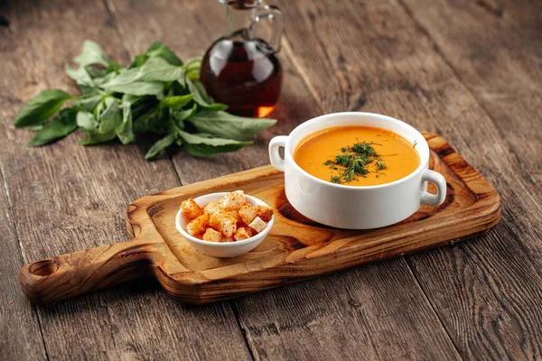 Dereotlu ve kızarmış mercimek kremalı çorba. — Stok fotoğraf
