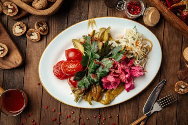 Rus mayalanmış sebze turşusu.