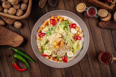 Sezar salatası, karides ve kızarmış ekmek.