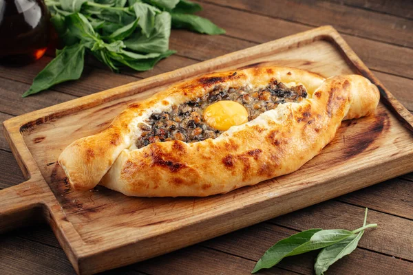 Georgische adjarian khachapuri met eigeel — Stockfoto