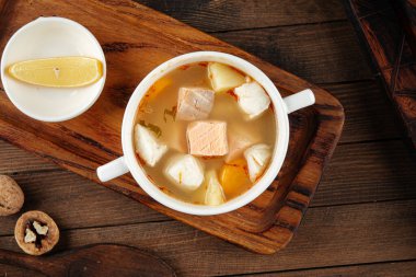 Tahta masada limonlu Ukha balık çorbası.