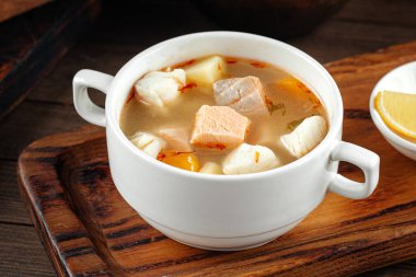 Tahta masada limonlu Ukha balık çorbası.