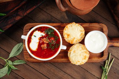 Rus pancar kökü çorbası ve ekşi krema.