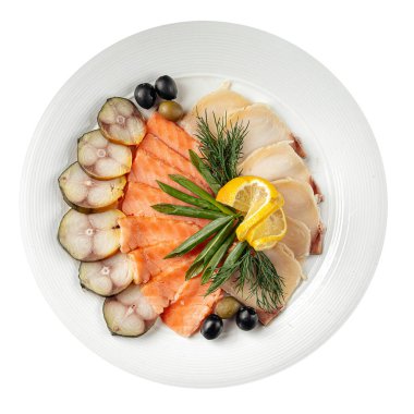 Ahşap zemin üzerinde tütsülenmiş balık tabağı.