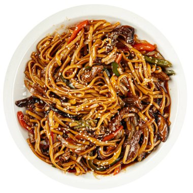 Sebze ve etle izole edilmiş udon eriştesi.