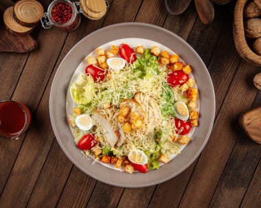 Tavuk ve marullu sezar salatası.