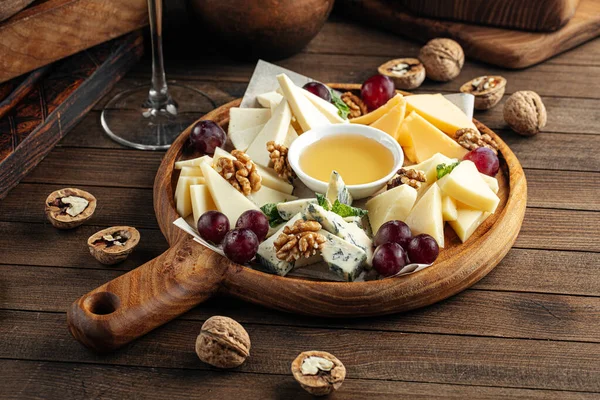 チーズ前菜にブドウと蜂蜜 — ストック写真