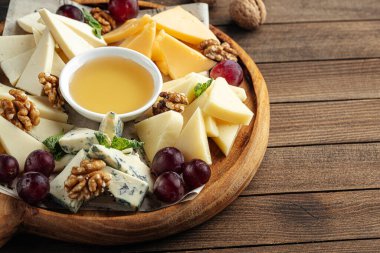 Üzüm ve ballı peynir aperatifi.