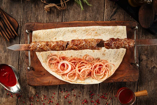 Caucasian beef lyulya kebab με μαριναρισμένο κρεμμύδι — Φωτογραφία Αρχείου