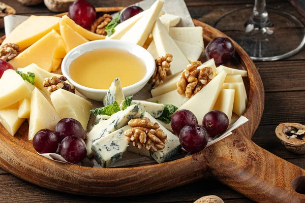 Üzüm ve ballı peynir aperatifi.