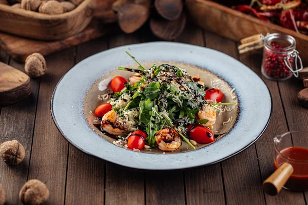 Domates ve parmesanlı karides ve roka salatası. — Stok fotoğraf