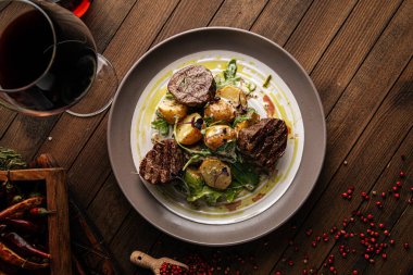 Bir tabak fileminyon biftek ve patates.