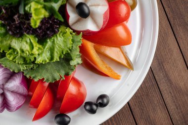 Yeşillikli taze sebze tabağı. 