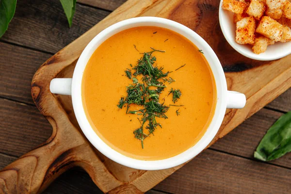 Суп из чечевицы с укропом и гренками — стоковое фото