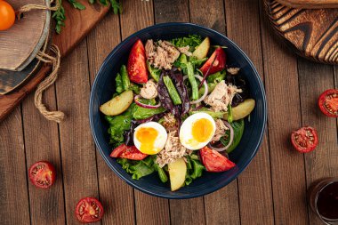 Yumurta ve sebzeli ton balığı salatası.