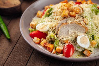 Tavuk ve marullu sezar salatası.