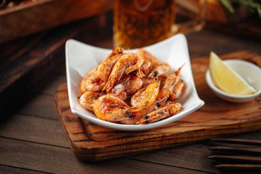 Kızarmış sarımsaklı karides aperatifi ve bira.