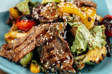 Bir tabak ızgara dana eti ve sebze.