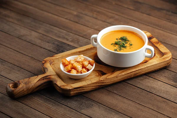 Dereotlu ve kızarmış mercimek kremalı çorba. — Stok fotoğraf