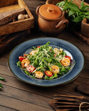 Domates ve parmesanlı karides ve roka salatası.