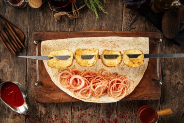 Kafkas usulü ızgara patates şiş şiş.