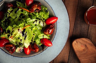 Salata, marul ve kızarmış ördek.