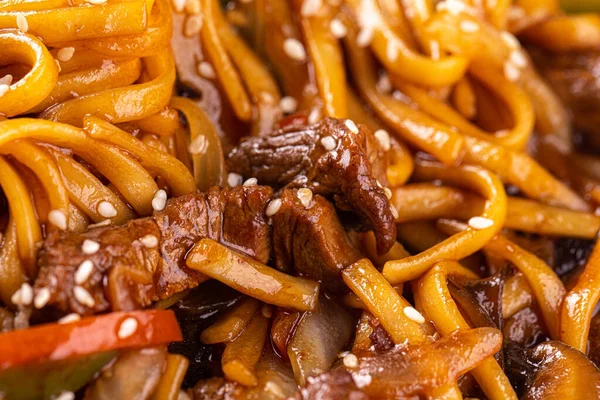 Udon noodles with vegetables and meat closeup — стоковое фото