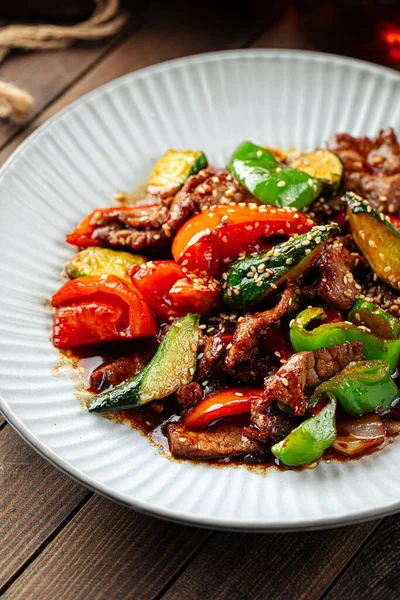 Chinesischer warmer Rindfleischsalat mit Gemüse — Stockfoto