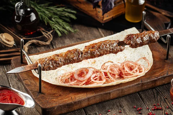 Кавказька яловичина lyulya kebab з маринованою цибулею. — стокове фото